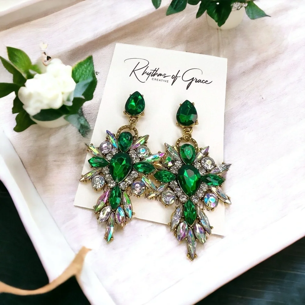 Stunning Green Rhinestone Drop Earrings – Bold Fashion Statement ✨NWT